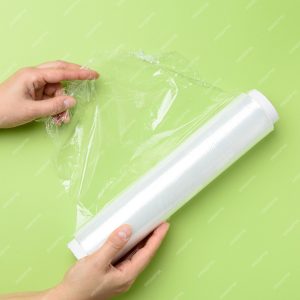 deux-mains-feminines-tiennent-rouleau-film-plastique-transparent-pour-produits-emballage-fond-vert_116441-15275